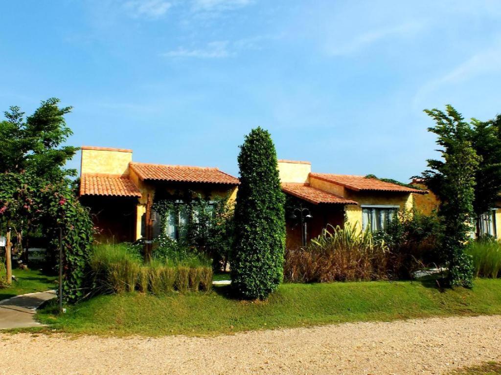 Villa Tuscany Country Resort Suan Phueng Exteriör bild