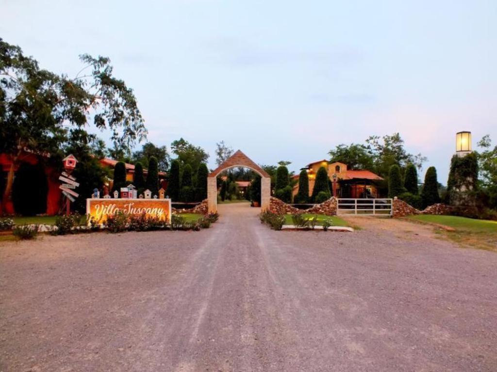 Villa Tuscany Country Resort Suan Phueng Exteriör bild