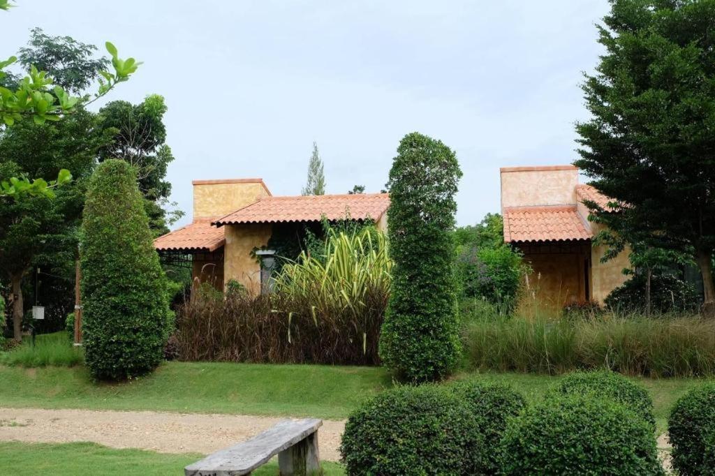 Villa Tuscany Country Resort Suan Phueng Exteriör bild